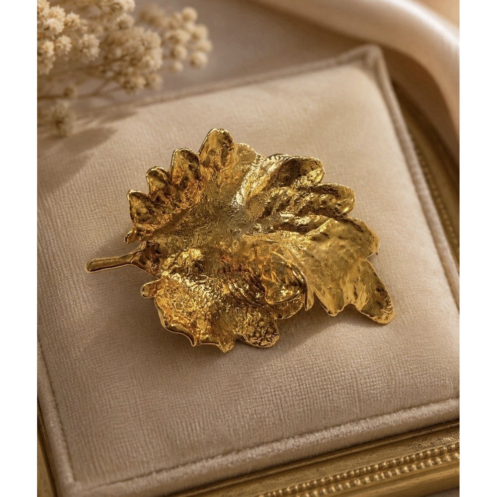 Vintage Gold-Tone Leaf Brooch 2.5-inch circa 1960s–1980s Costume Jewelry